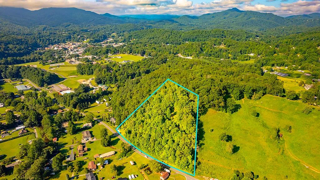Aerial view of the NATIVA property and parcel outline in the North Carolina mountains